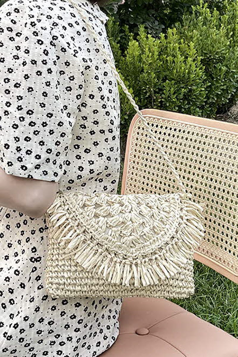 STRAW WOVEN TASSEL DECORATIVE SHOULDER BAG