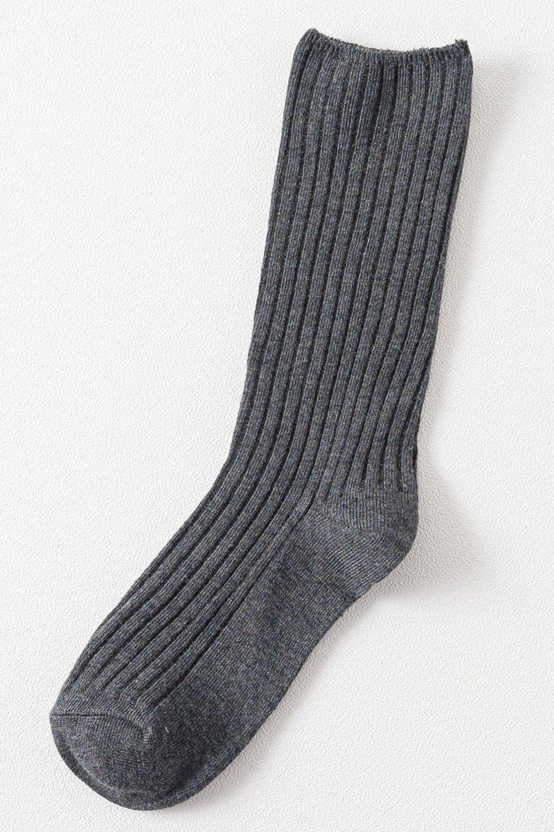 SOLID COLOR VERTICAL LINE SOCKS