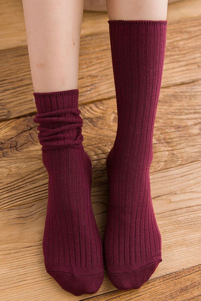 SOLID COLOR VERTICAL LINE SOCKS