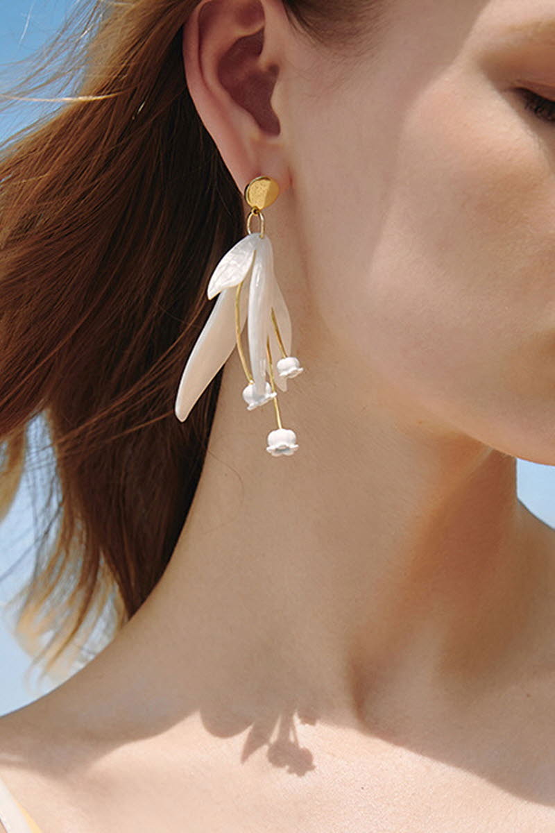 SILVER NEEDLE SIMPLE WHITE FLOWER EARRINGS